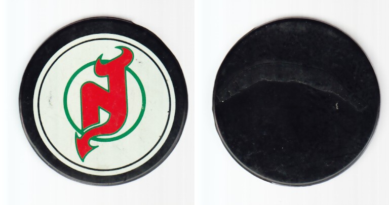 1980-87 NHL VICEROY NEW JERSEY DEBILS PUCK V.2 photo 1980-87 NHL VICEROY NEW JERSEY DEBILS PUCK V.2 photo