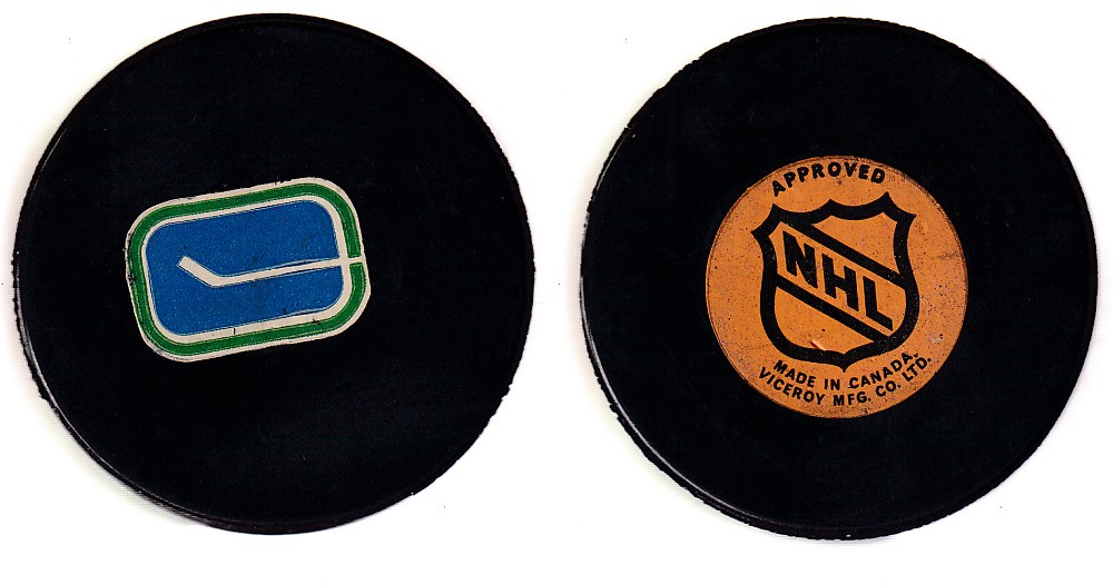 1975-83 VICEROY V3 VANCOUVER CANUCKS V.1 GAME PUCK photo 1975-83 VICEROY V3 VANCOUVER CANUCKS V.1 GAME PUCK photo