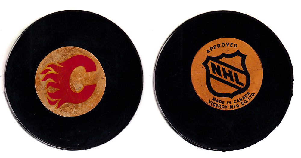 1973-75 VICEROY V3 CALGARY FLAMES GAME PUCK photo 1973-75 VICEROY V3 CALGARY FLAMES GAME PUCK photo
