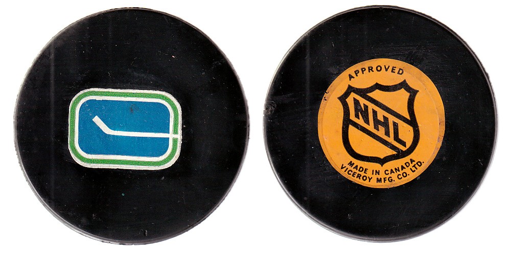1973-75 VICEROY V2 VANCOUVER CANUCKS GAME PUCK photo 1973-75 VICEROY V2 VANCOUVER CANUCKS GAME PUCK photo