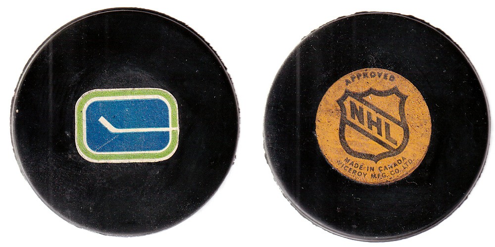 1973-75 VICEROY V2 VANCOUVER CANUCKS GAME PUCK photo 1973-75 VICEROY V2 VANCOUVER CANUCKS GAME PUCK photo